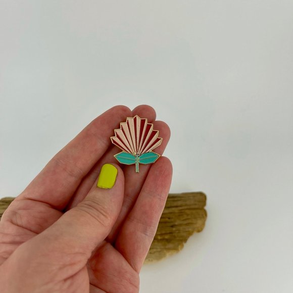 VINTAGE 🥝 NEW ZEALAND POHUTUKAWA FLOWER PIN 🌺 GEOMETRIC ORIGAMI STYLE . NWT - Picture 16 of 17